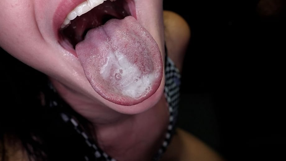 Raven Vice devora con avidez gruesas cargas de semen a través de un gloryhole - 2