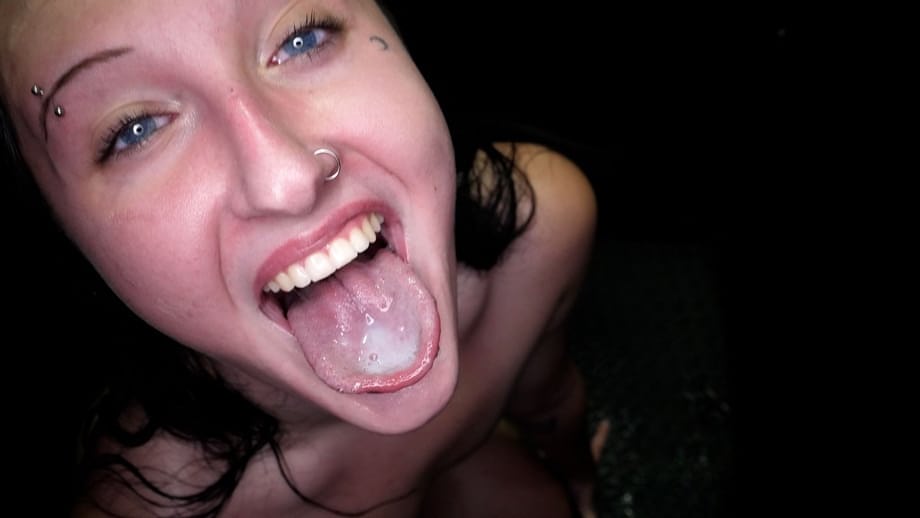Raven Vice devora con avidez gruesas cargas de semen a través de un gloryhole - 14