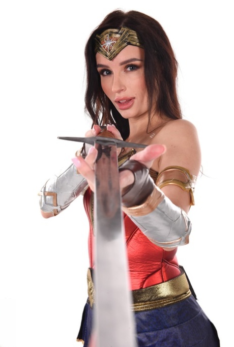 la sensuale milena ray si spoglia dai panni cosplay per ditalinarsi la passera rosa inzuppata - 2