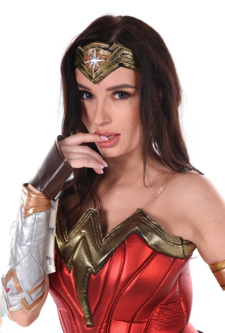 la sensuale milena ray si spoglia dai panni cosplay per ditalinarsi la passera rosa inzuppata - 3