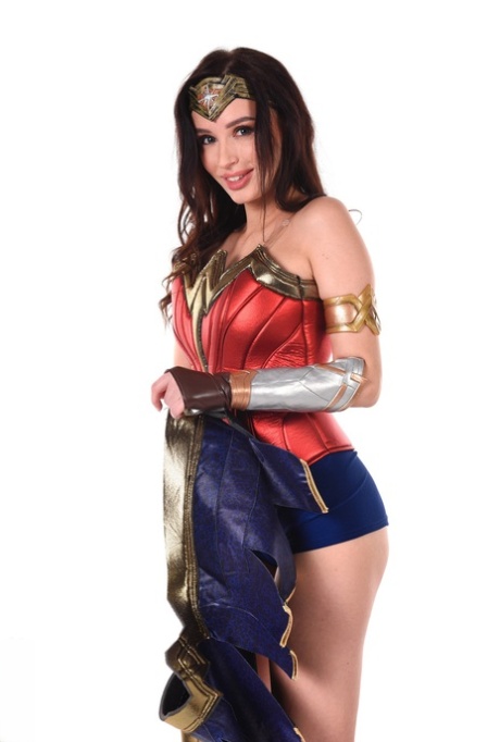 la sensuale milena ray si spoglia dai panni cosplay per ditalinarsi la passera rosa inzuppata - 4