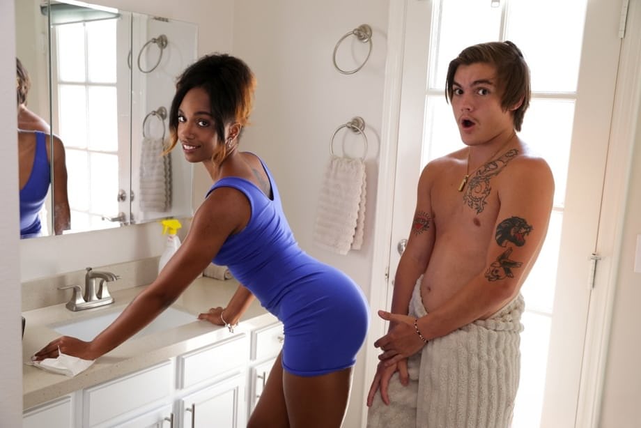 Lacey London desliza su apretado coño ébano de forma seductora sobre la polla de su hijastro caucásico dentro de un ardiente montaje frente al espejo del baño - 6