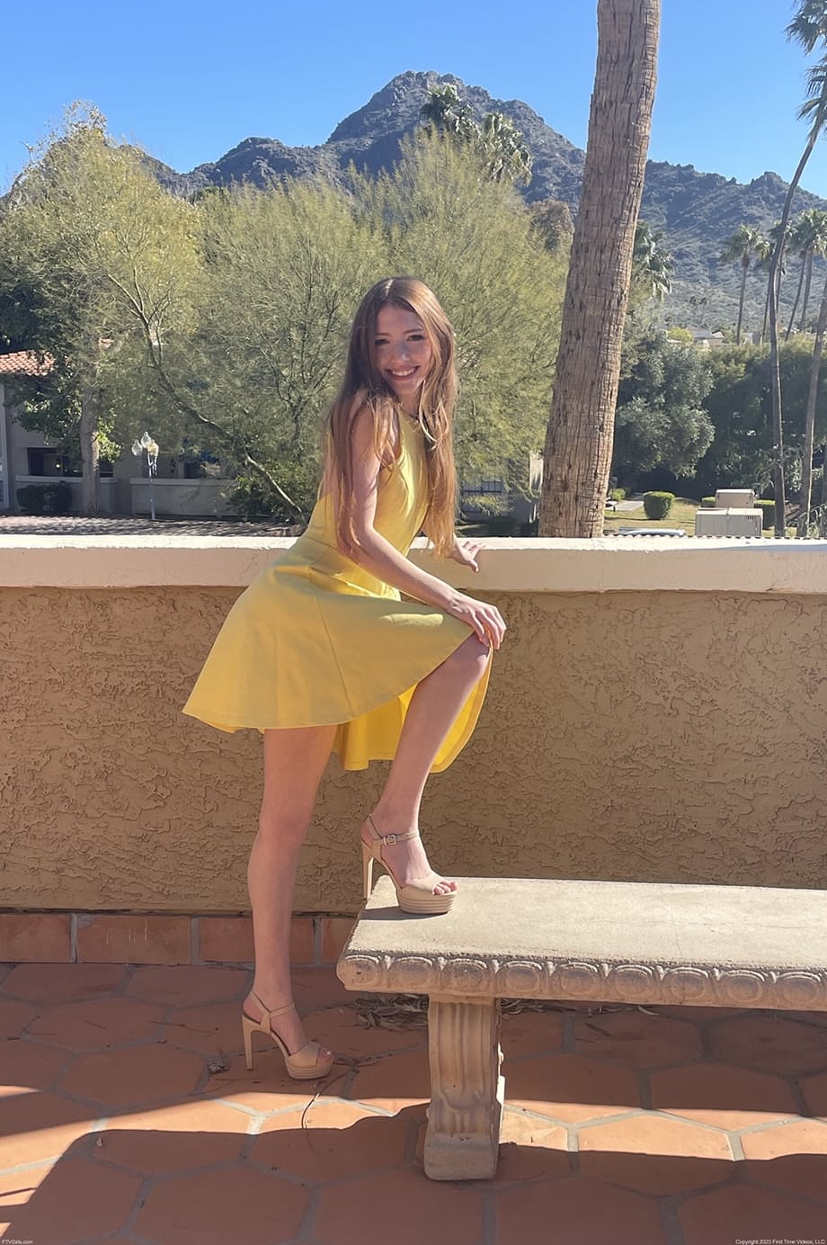 Myra Moans se quita el vestido amarillo, quedando completamente desnuda bajo el cielo azul abierto. - 15