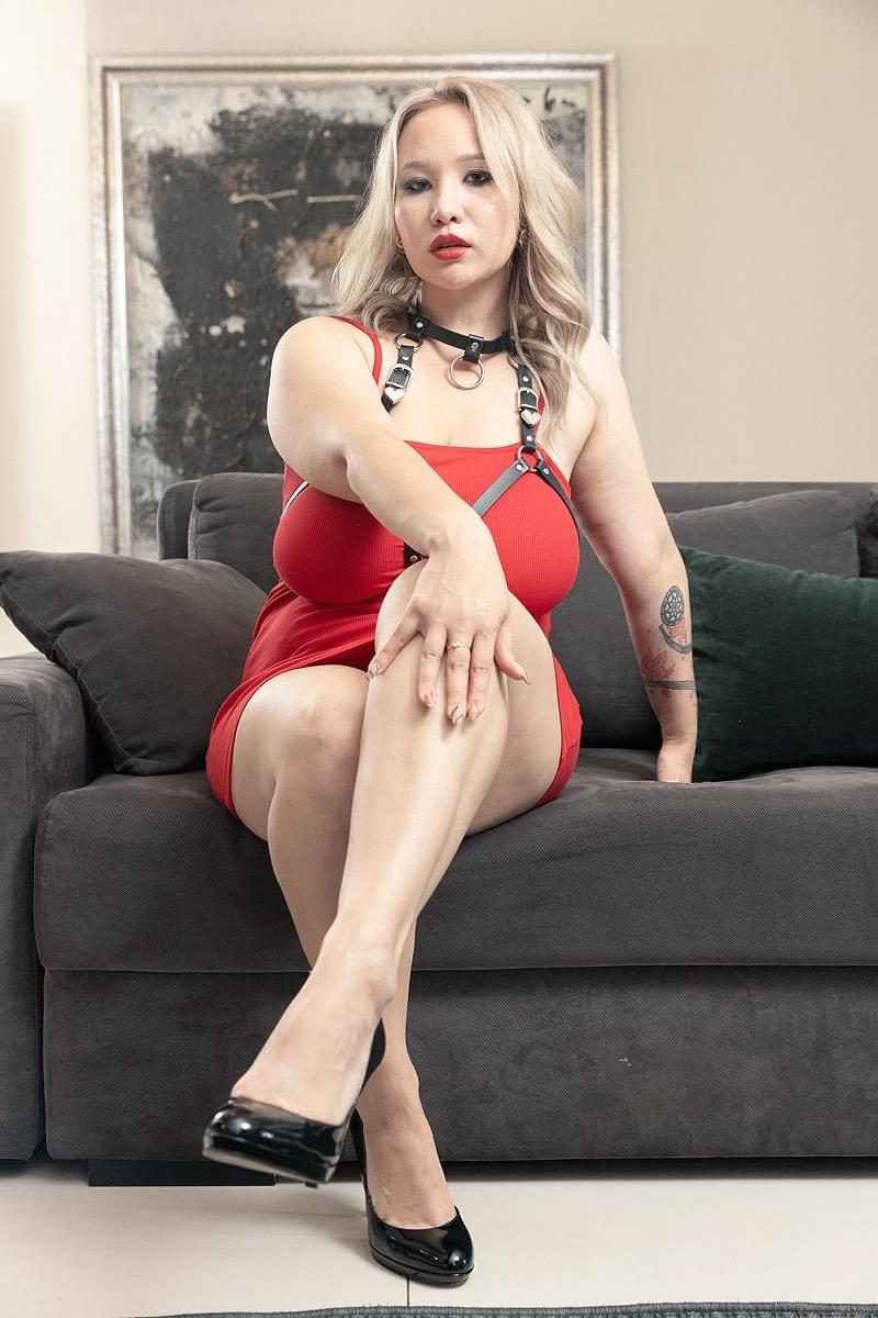 Katy Rose, la milf bionda, spalanca le gambe nude e scopre i suoi enormi seni naturali - 5