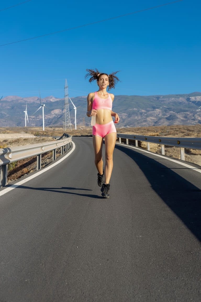 La sensuelle Julieta se déshabille entièrement en plein jogging, exhibant chaque courbe en sueur en plein air - 1