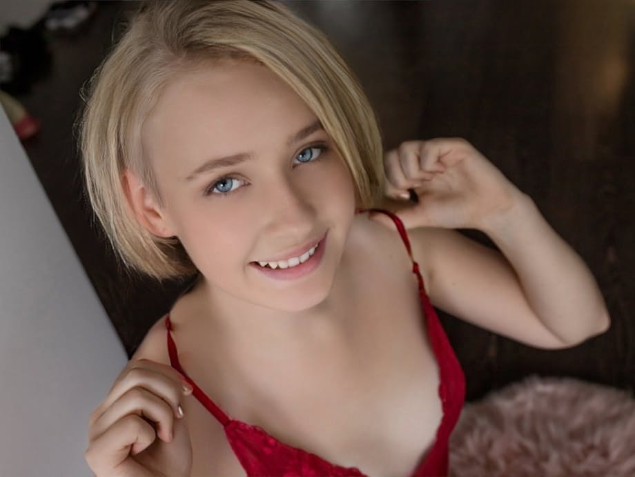 Kamilla se quita su encaje carmesí, revelando su voluptuoso cuerpo rubio completamente desnudo. - 2