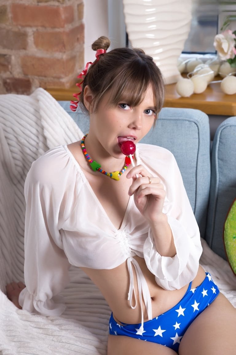 Candy espone la sua figura mozzafiato mentre succhia leccornie dolci in modo appassionato - 4