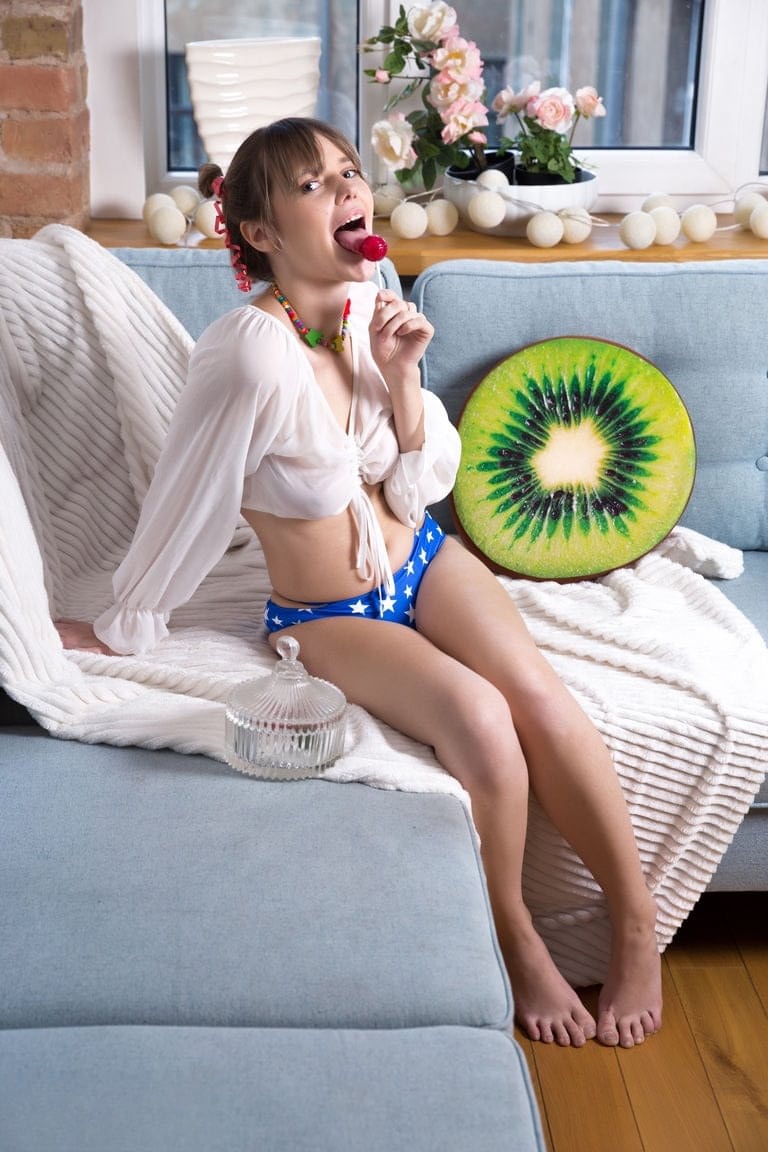 Candy espone la sua figura mozzafiato mentre succhia leccornie dolci in modo appassionato - 5