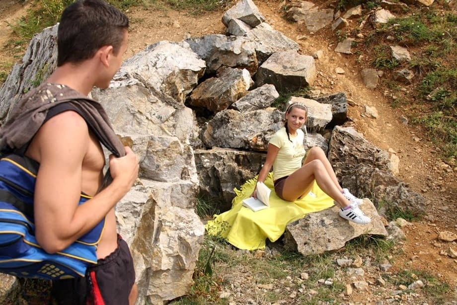 Luke Taylor domina una giovane bionda in un esplicito incontro sessuale all'aperto sulle rocce - 2