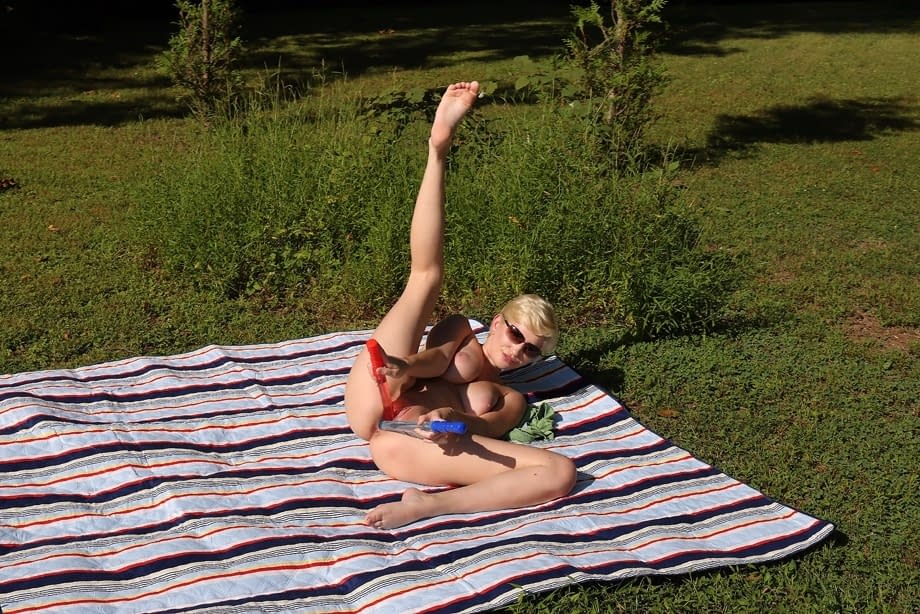 La magnifique Skye Blue plonge son poing et des sextoys dans sa chatte rasée en plein air - 13