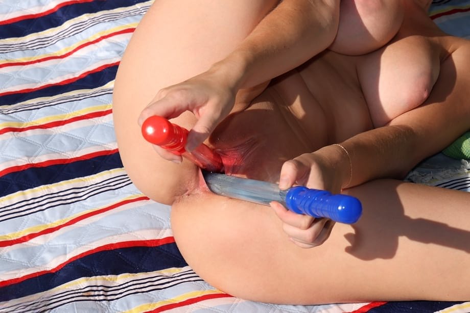 La magnifique Skye Blue plonge son poing et des sextoys dans sa chatte rasée en plein air - 14