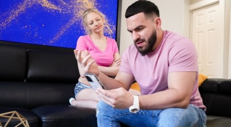 La volpe bionda Jenna seduce il fratellastro e mostra le sue tette perfette - 6