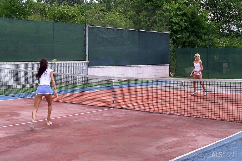 Amy Lee e la bella lesbica si divorano a vicenda nude dopo essersi spogliate sul soleggiato campo da tennis - 1