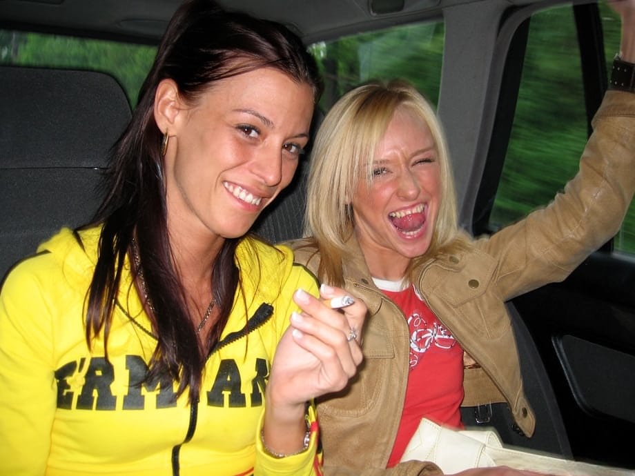 Amy Lee e la bella lesbica si divorano a vicenda nude dopo essersi spogliate sul soleggiato campo da tennis - 13
