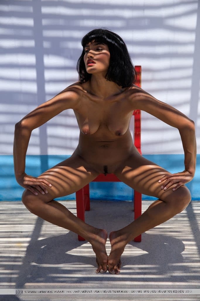 Angel Constance sprigiona zampilli dalla figa gocciolante che irrorano i suoi capezzoli perfetti da teen - 12