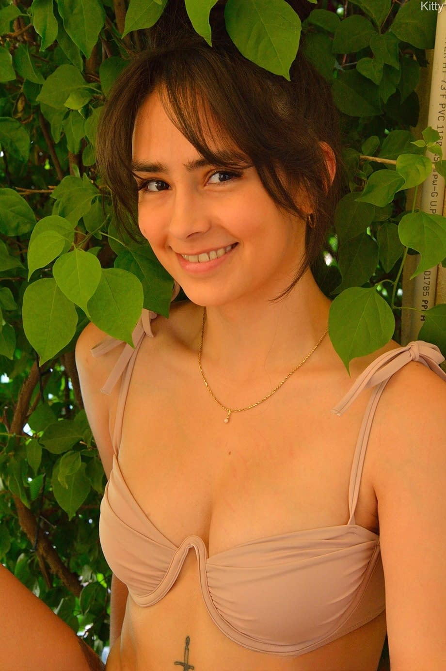 La milf formosa Kitty Valance stuzzica la sua figa depilata con grossi giocattoli in una vera e cruda masturbazione da sola - 3