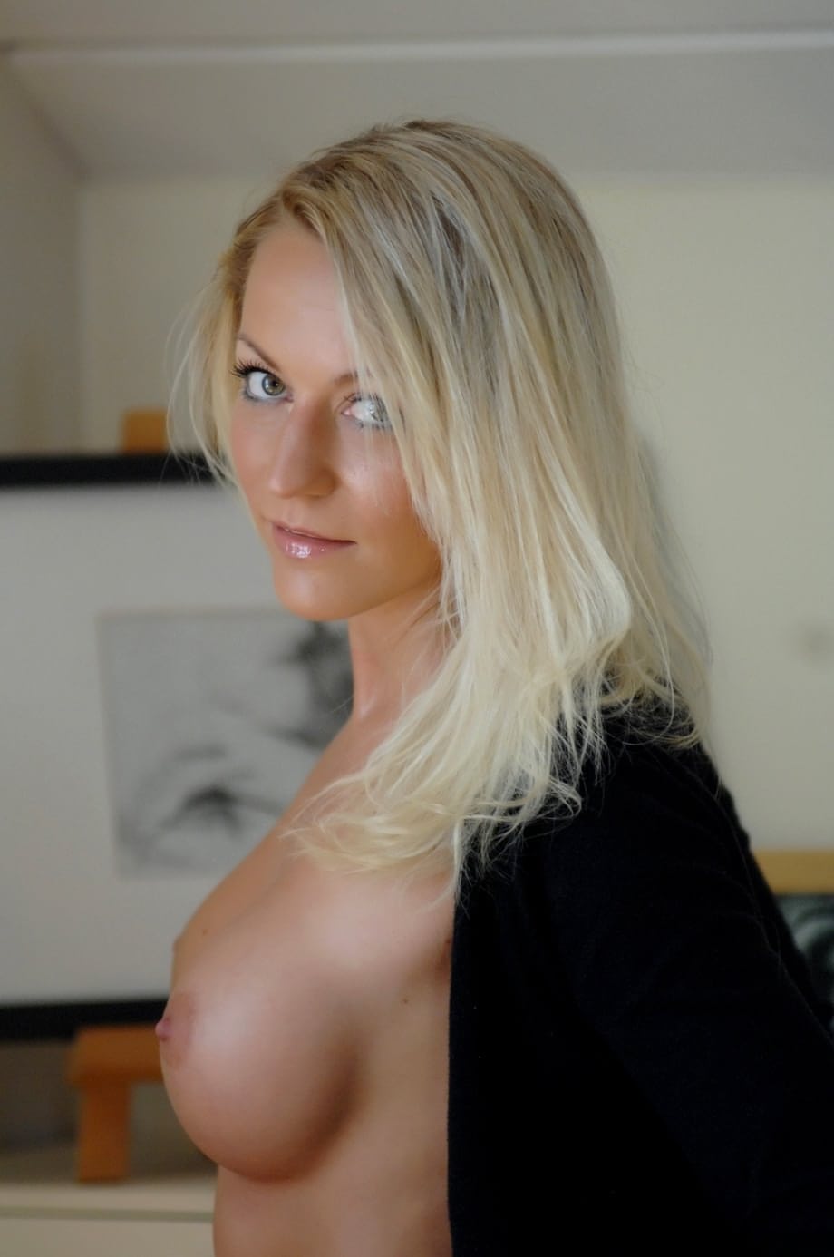 Ivana A nuda che stuzzica mostrando ogni curva, bella bionda che fa uno spettacolo erotico sul legno - 2