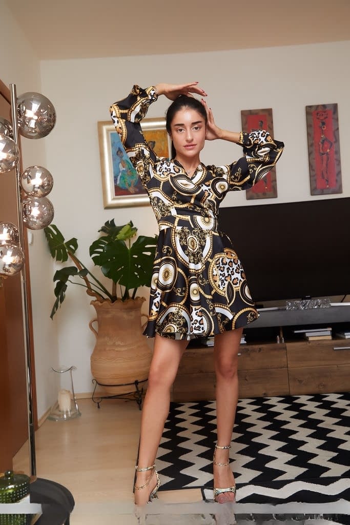 La sensuale brunette Ara Mix rivela ogni curva nuda sull'ottomano - 1