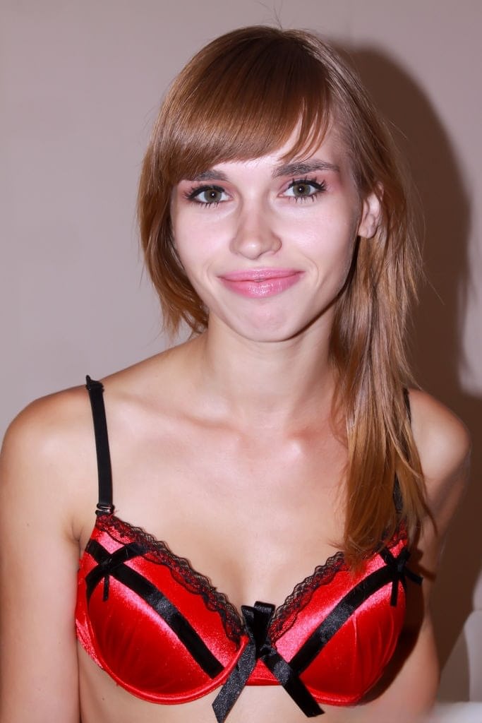 Katarinka's18 - impresionantes tetas de adolescente aceitadas y perfecto culo parpadeante a solas. - 6