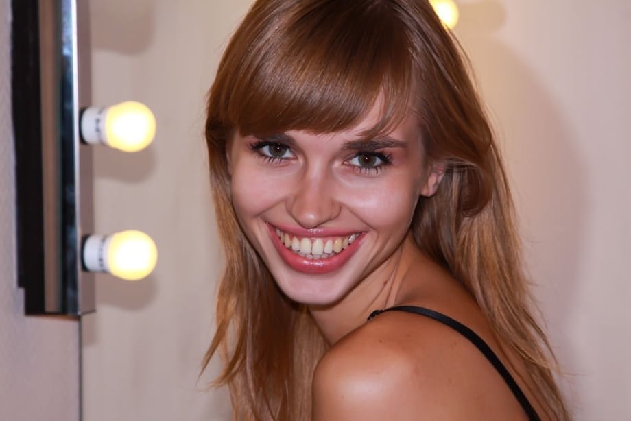 Katarinka's18 - impresionantes tetas de adolescente aceitadas y perfecto culo parpadeante a solas. - 7