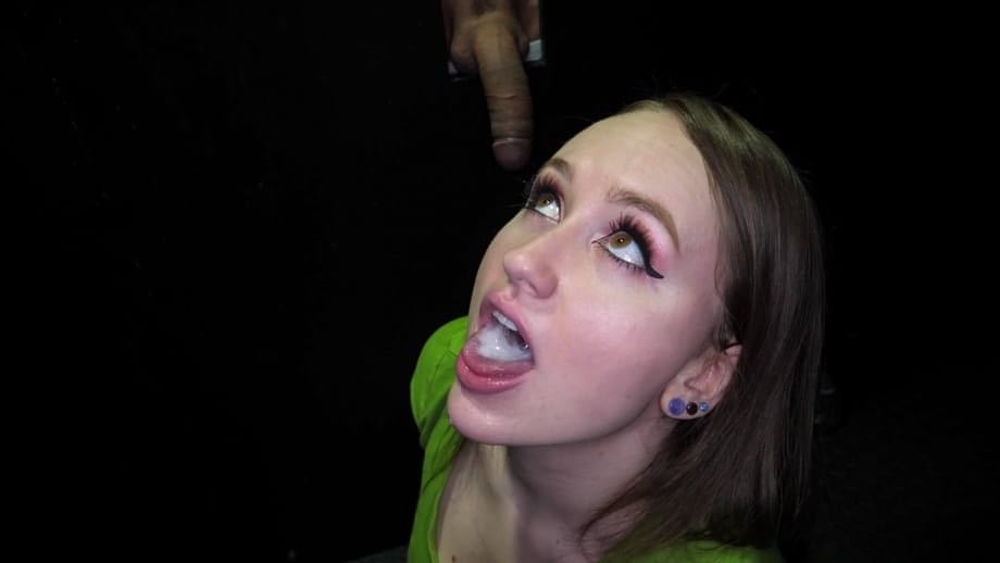Lizzie Love aspire avidement une épaisse giclée de sperme directement du gloryhole - 2