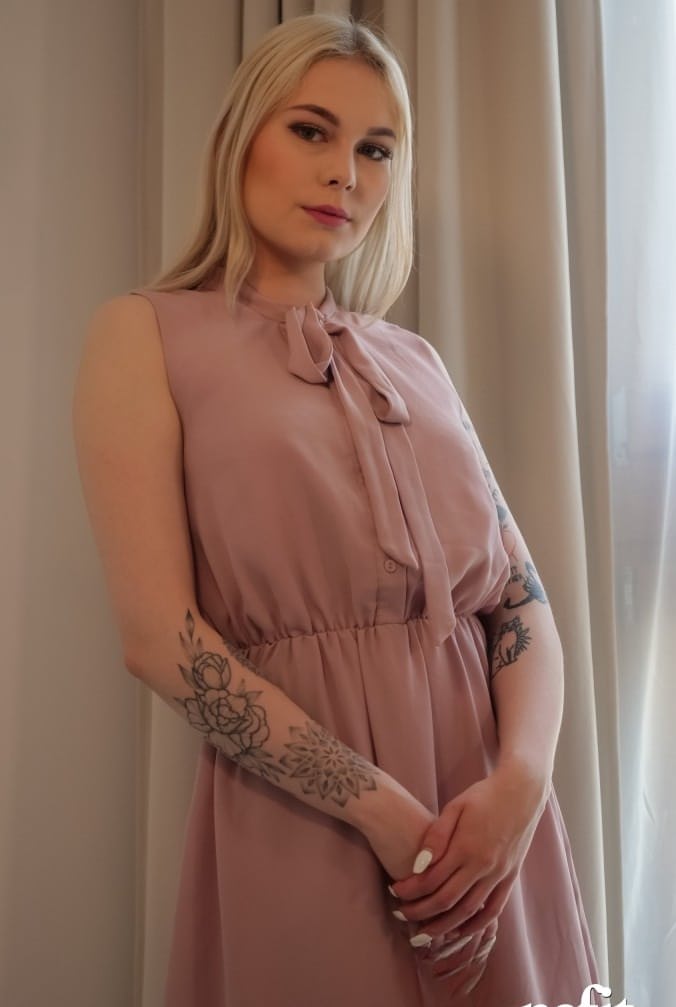 La succulenta Mimi Cica mostra la tua capezzolo forato e poi allarga la sua fica rasata in modo ampio - 5