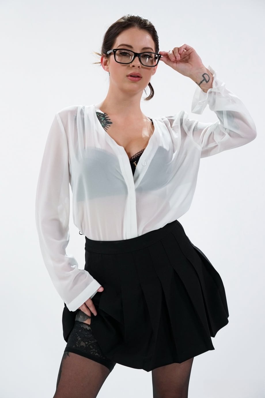 Jamie Knoxx lustfully pounding tattooed brunette Maddy May through steamy glasses-clad gloryhole - 2