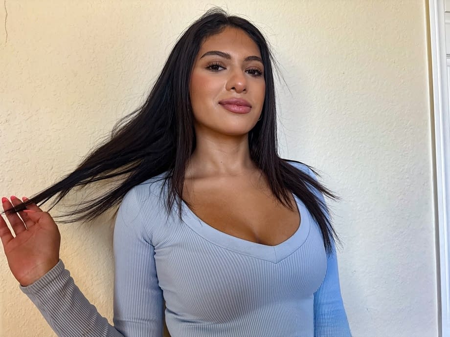 Osserva la puttana latina Reyna Belle divorare con passione affamata un enorme cazzo POV - 2