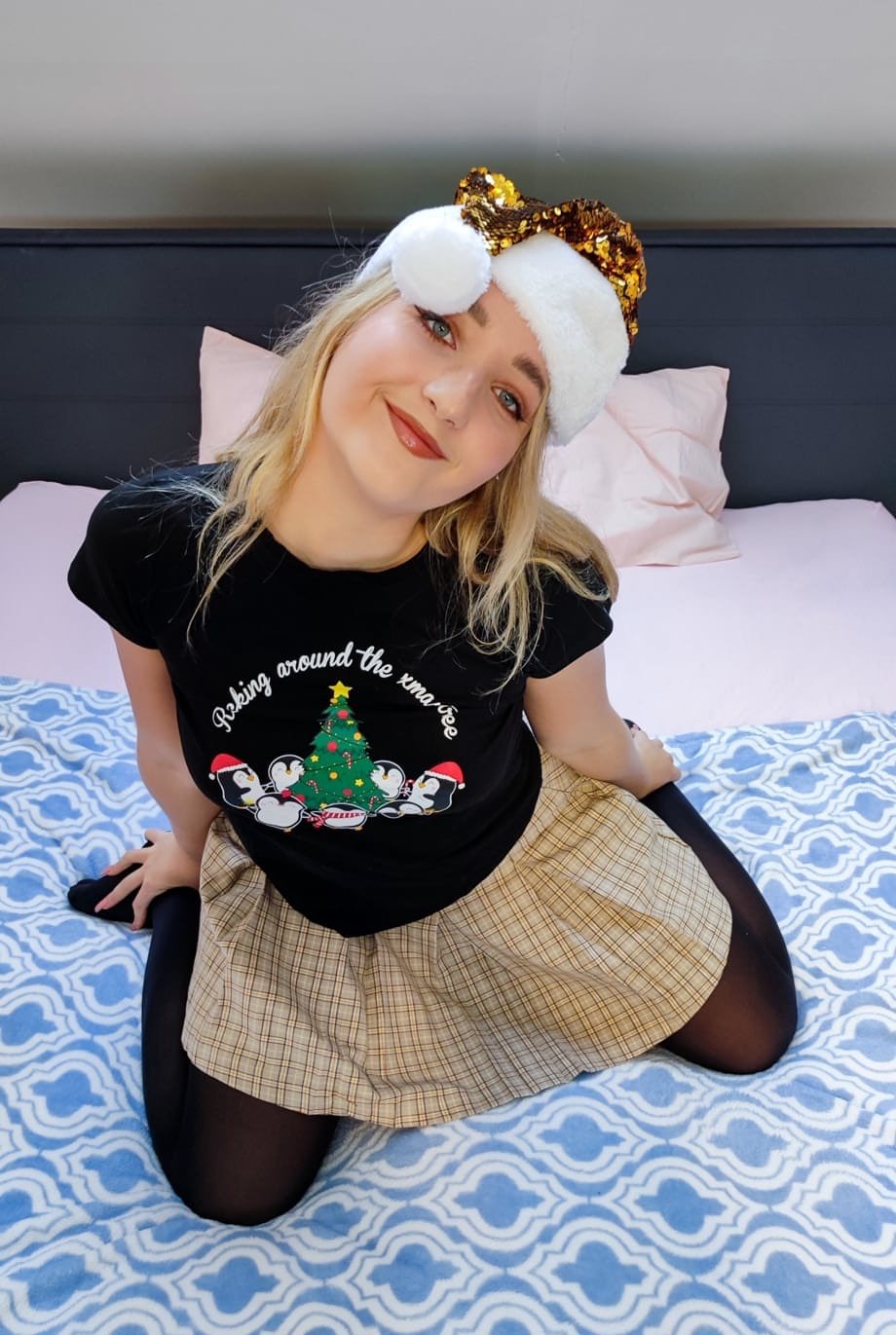 Chloé Chevalier chevauche passionnément d'épais sexes dans un plan à trois festif avec bonnet de Père Noël - 1