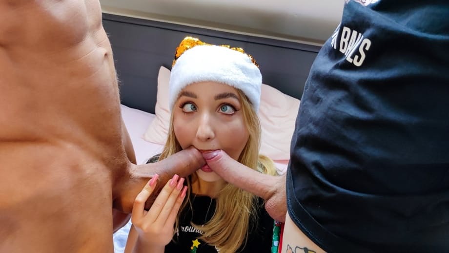Chloé Chevalier chevauche passionnément d'épais sexes dans un plan à trois festif avec bonnet de Père Noël - 6