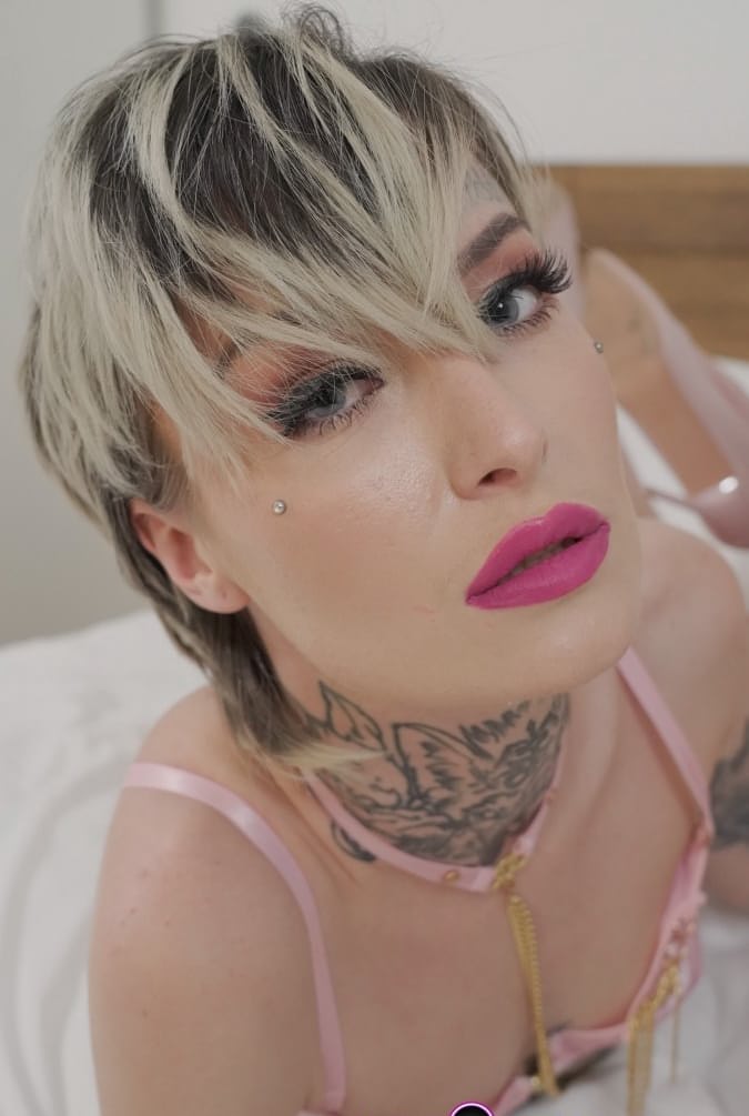 Tabitha Poison teases with seductive bare skin, revealing every curve in an all-nude erotic showcase - 1