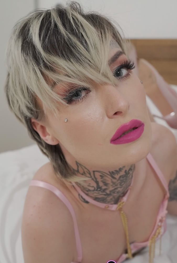 Tabitha Poison teases with seductive bare skin, revealing every curve in an all-nude erotic showcase - 2