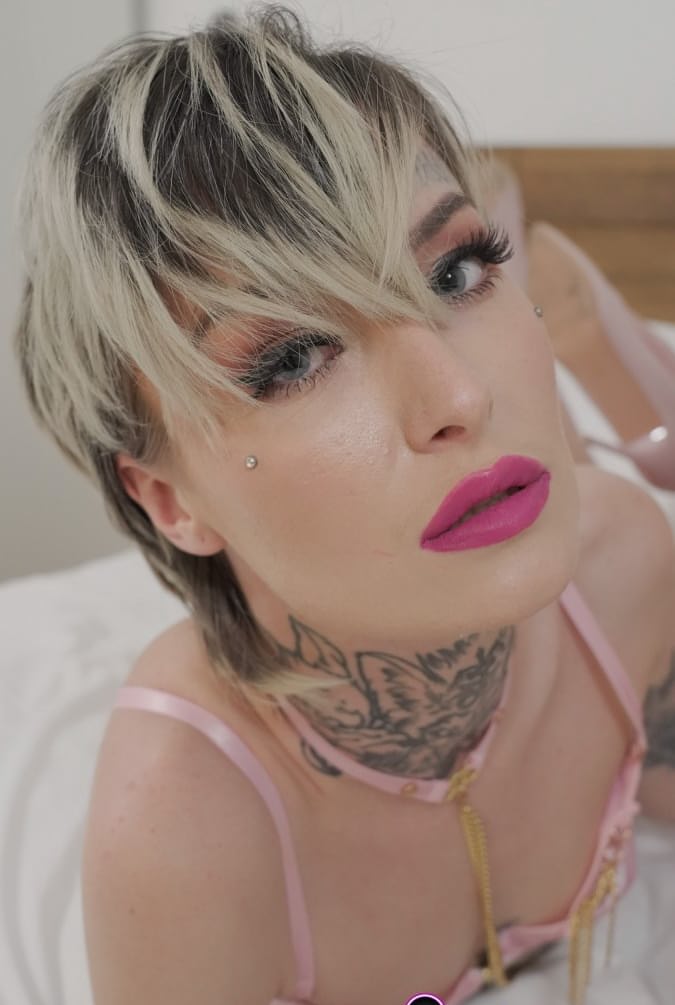 Tabitha Poison teases with seductive bare skin, revealing every curve in an all-nude erotic showcase - 3