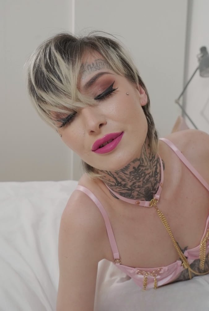 Tabitha Poison teases with seductive bare skin, revealing every curve in an all-nude erotic showcase - 15