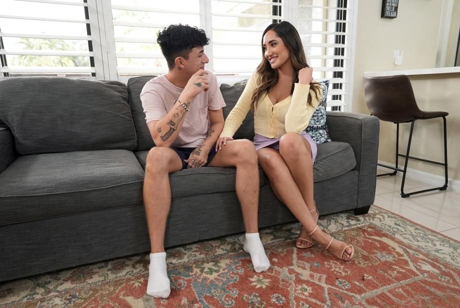 Las curvas latinas exuberantes de Chloe Amour dominan a su hijastro bien dotado - 2