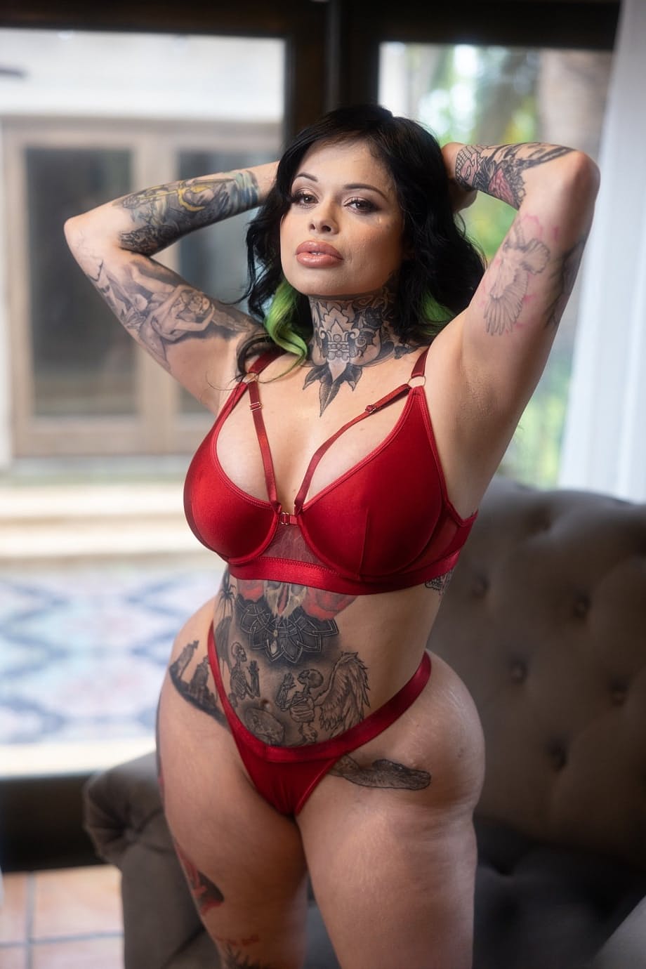 MILF latina tatuada Xwife Karen se desnuda, posa y folla en la cama - 2