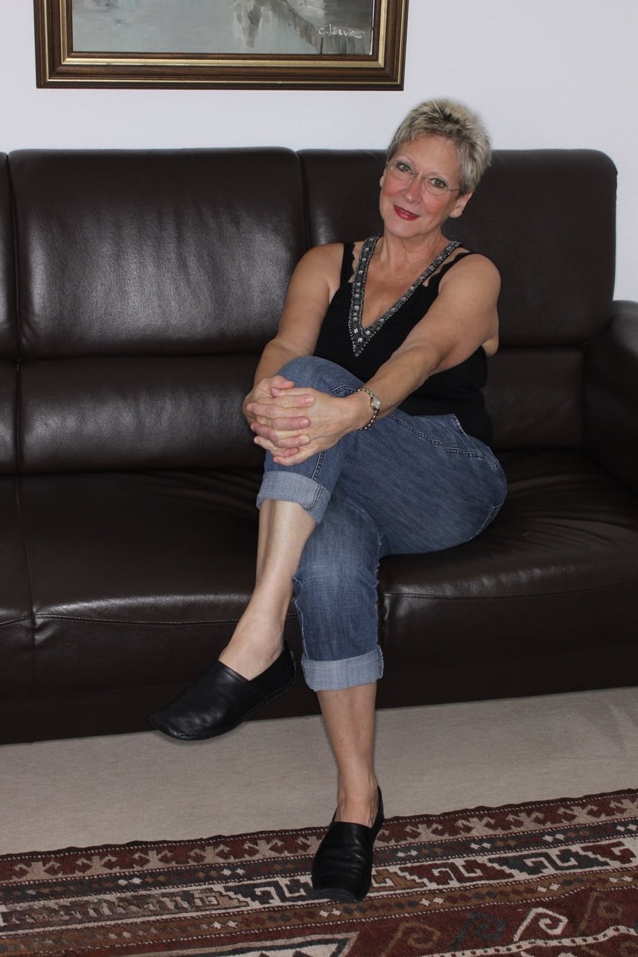 La rubia abuela alemana Angie disfruta del sexo duro en un elegante sofá chesterfield - 1