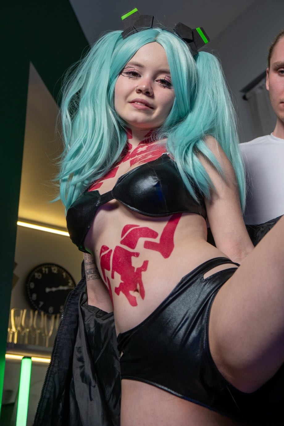Rebecca Nikson seduce a sus fans con un creampie chorreante después de un bombeo hardcore brutal y extásico - 1
