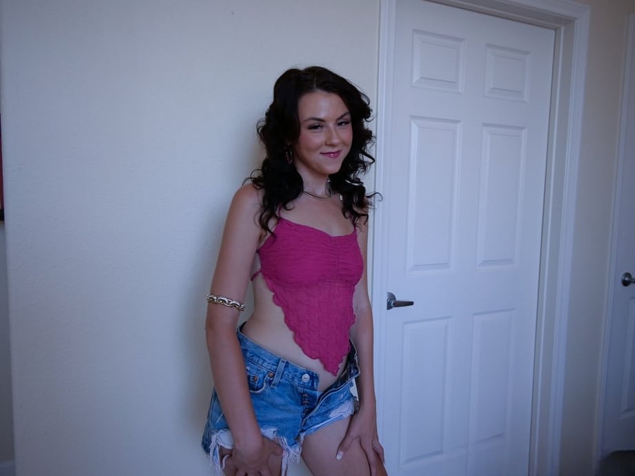 Ruby Moon appelle son amie d'une voix séduisante pour une session intense de pilonnage brut en POV - 1