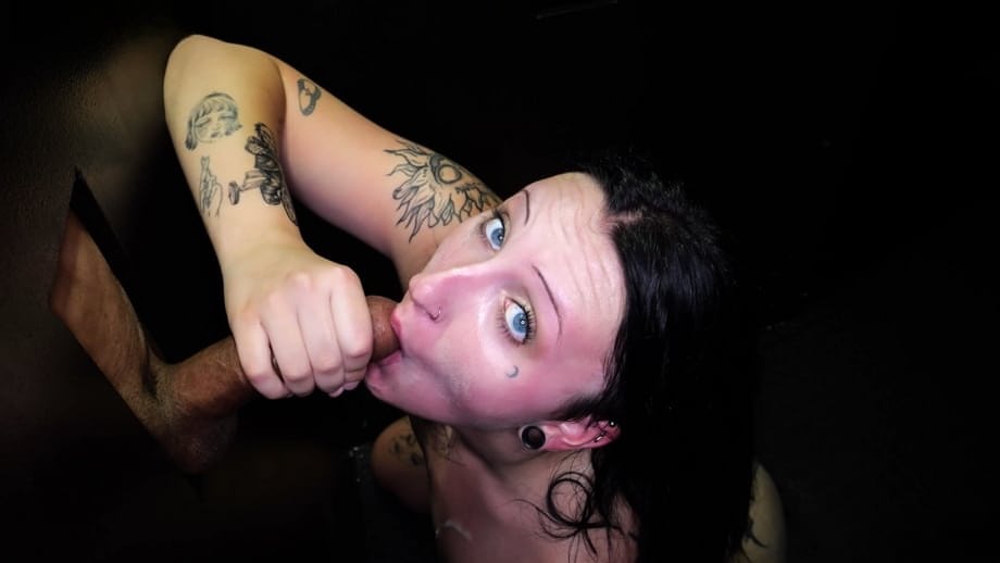Raven Vice suce des queues à gloryhole jusqu'à ce que leur sperme inonde sa bouche brune affamée - 15