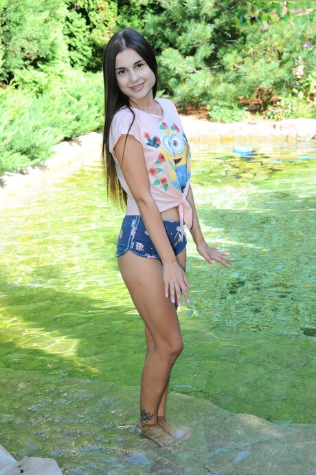 Fotos explícitas en el jardín muestran a la preciosa Ina completamente desnuda, revelando su impresionante y joven cuerpo - 3