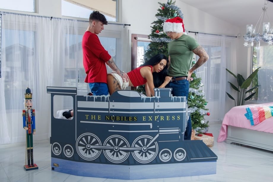 Ethan et son meilleur ami pénètrent simultanément l'adolescente latine ardente Bianca Bangs lors d'une baise de Noël en gangbang - 1