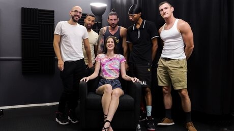 Lilly Jade dominée sans répit par plusieurs hommes recevant de chaudes créampies internes - 1