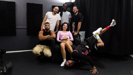 peter king spacca Satine Summers in una cruda gangbang interrazziale festata con incredibili creampie - 1