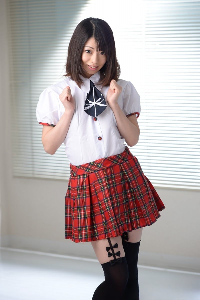 Amina Kiuchi strips and flaunts her creamy Japanese body nude in bed - 1