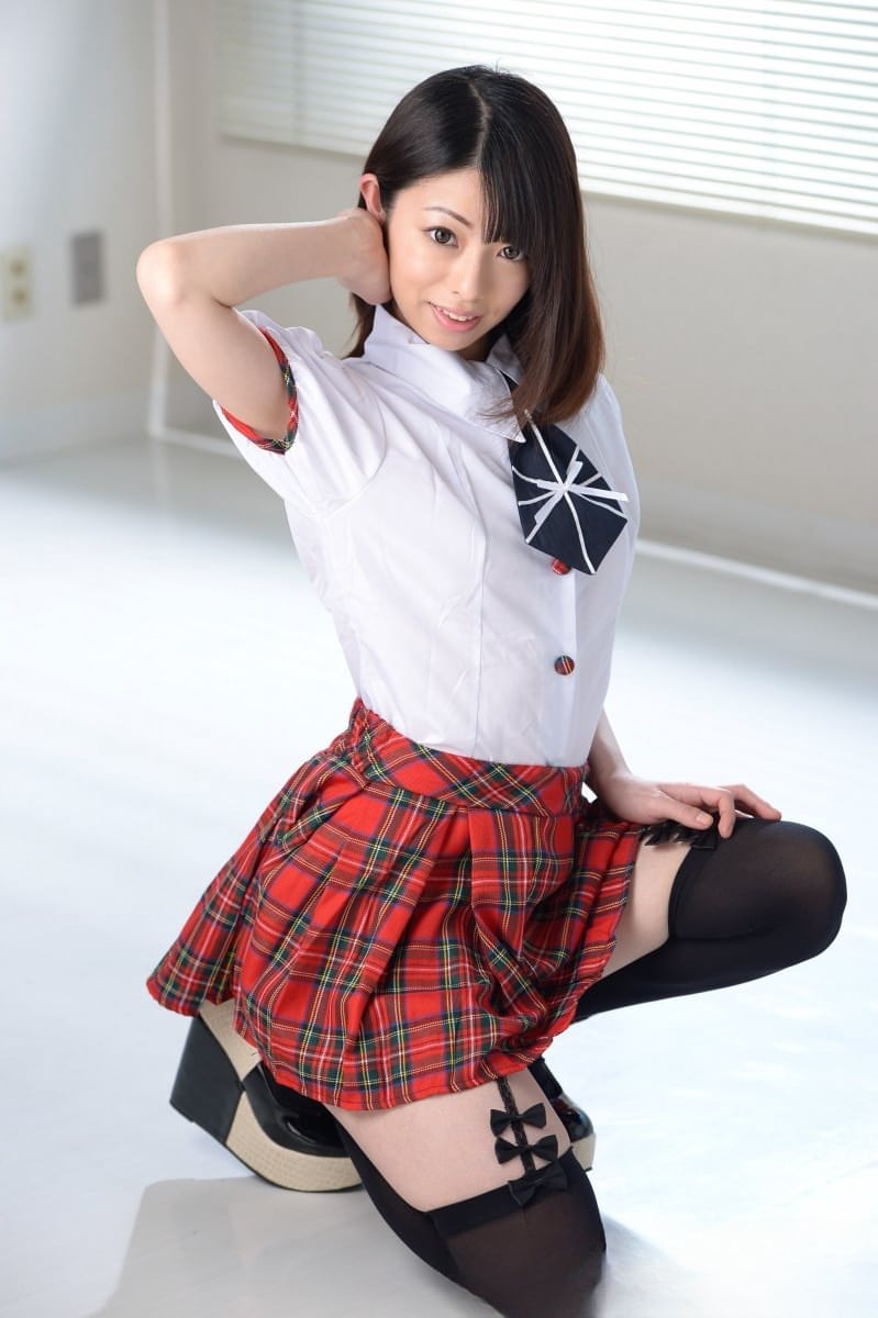 Amina Kiuchi strips and flaunts her creamy Japanese body nude in bed - 5