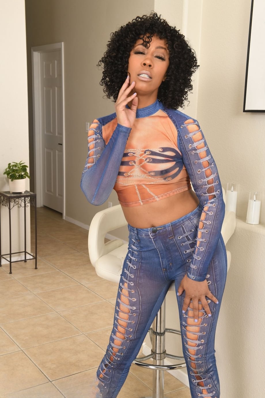 La voluttuosa diva Misty Stone si spoglia della sua lingerie sensuale per raggiungere un intenso orgasmo solo con le dita - 3
