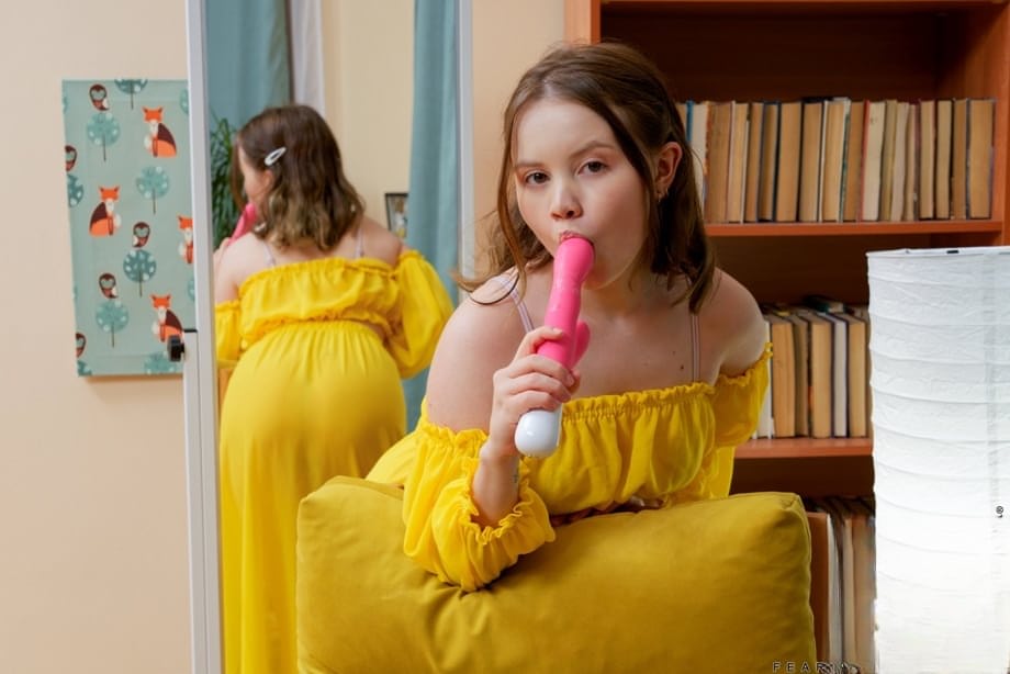 La rondelette adolescente Rebecca Nikson se fait du bien intimement avec un vibromasseur en étant complètement nue - 2
