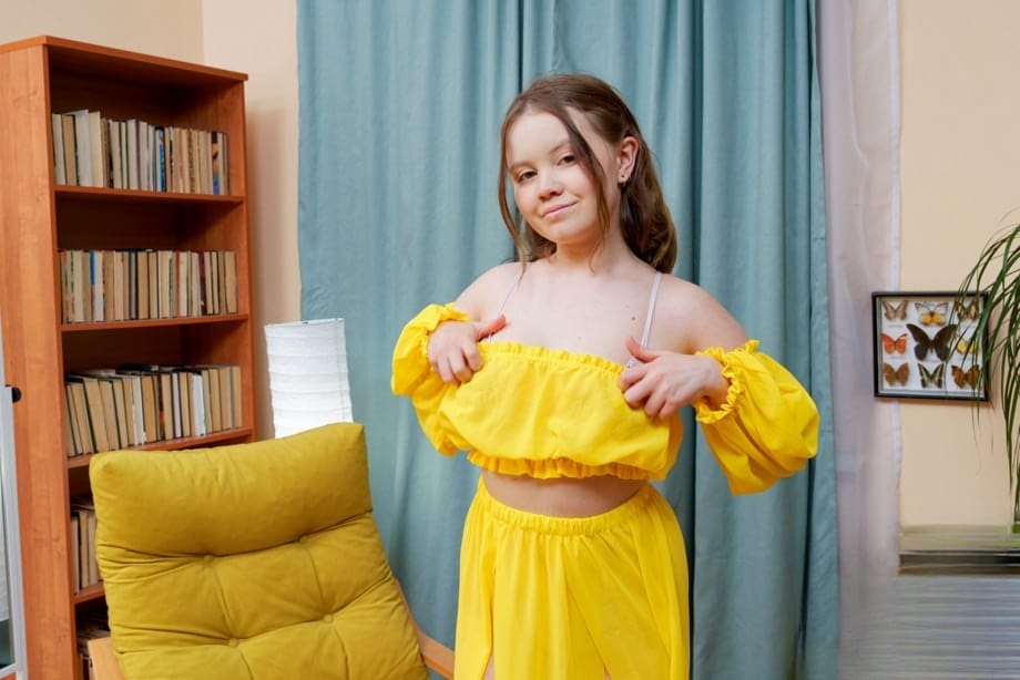 La rondelette adolescente Rebecca Nikson se fait du bien intimement avec un vibromasseur en étant complètement nue - 5