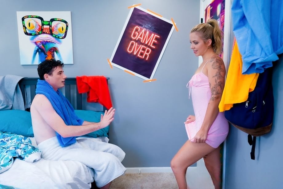 Lola Cheeks getting passionately screwed by her stepbrother in bed - 3